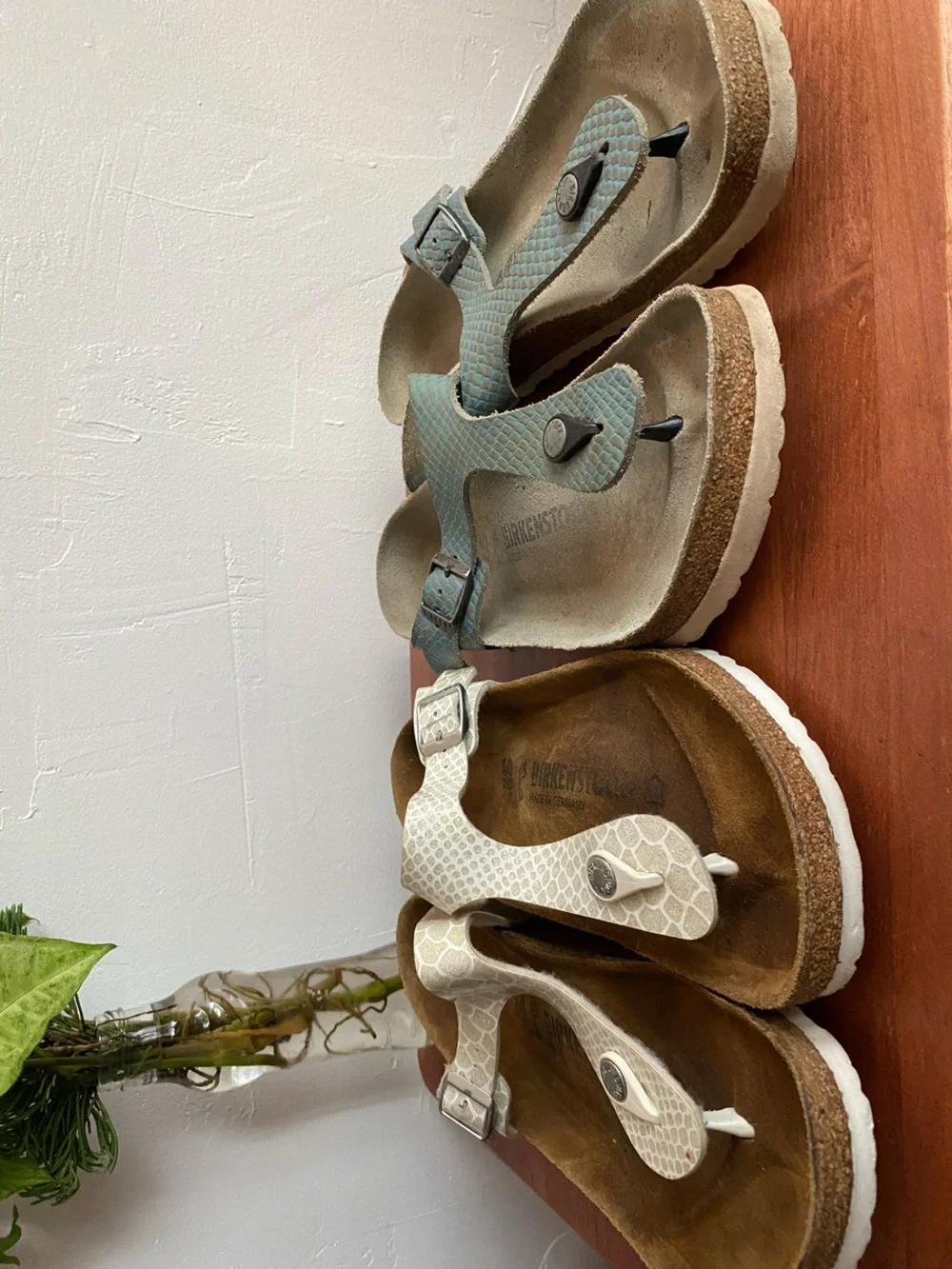 Lot 2 Pre-owned Birkenstock Gizeh Sandals in Light Beige Snake-Print & Blue 40/9